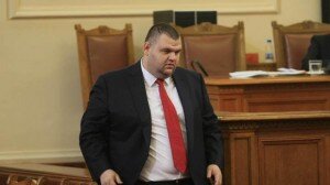Защо името на Пеевски и други влиятелни хора дори не се споменават в обвинителния акт за фалита на КТБ? Този въпрос повдига авторитетният швейцарски вестник.