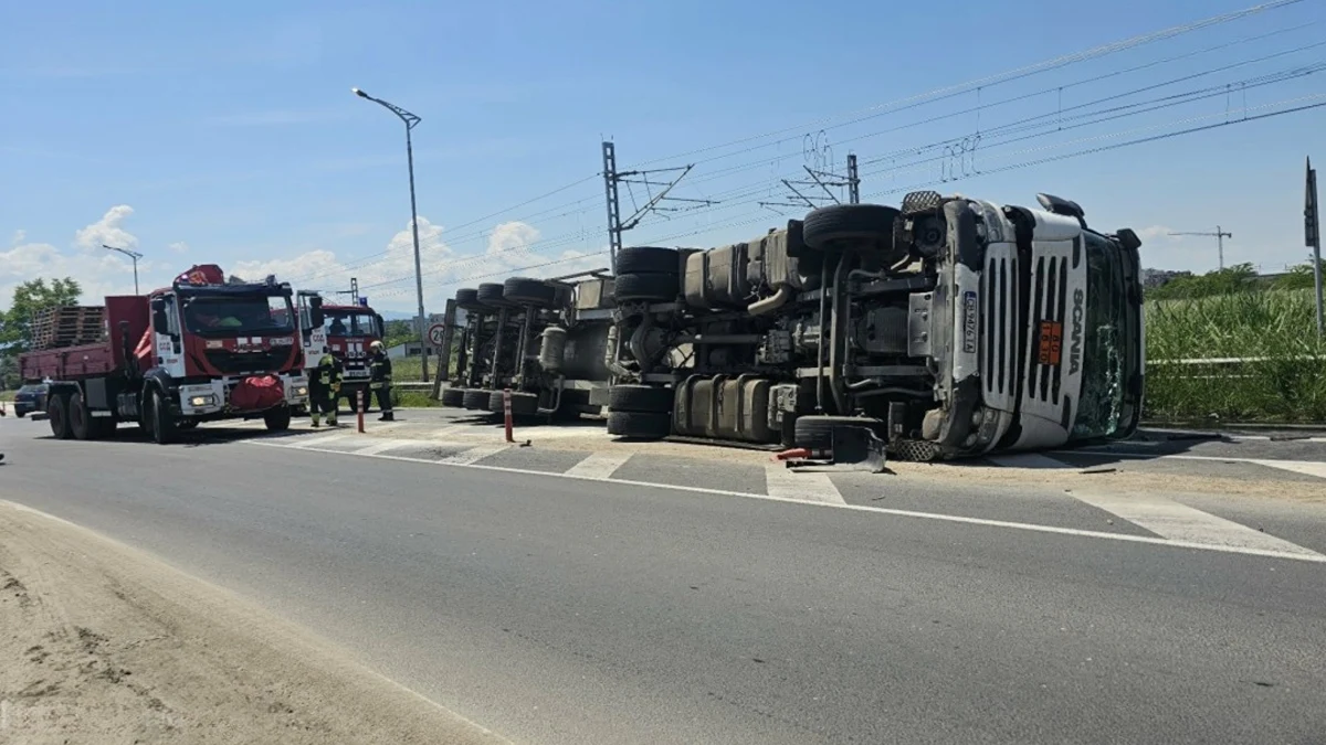 Обърната цистерна с киселина блокира пътен възел „Скобелева майка“