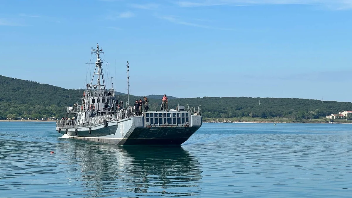 ВМС спасиха двама бедстващи в Черно море край нос Атия