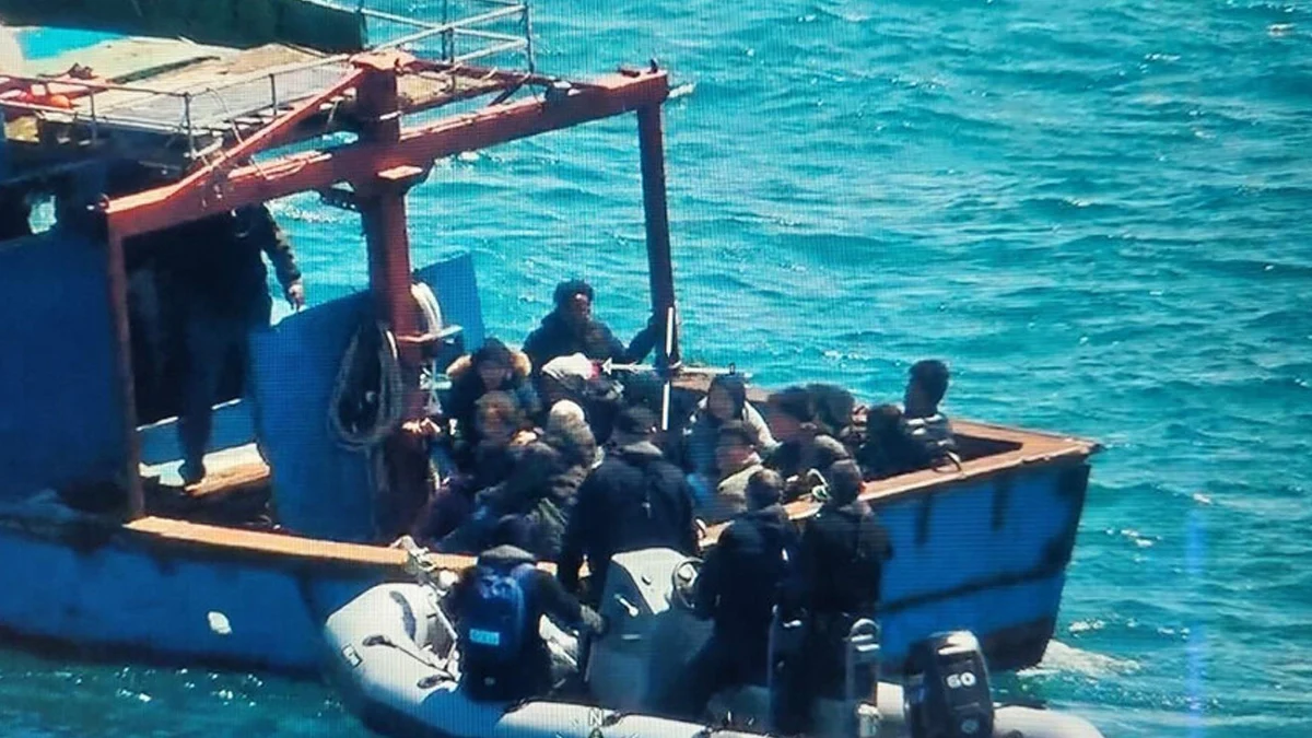 Заловиха 15 нелегални мигранти на турски кораб край Резово