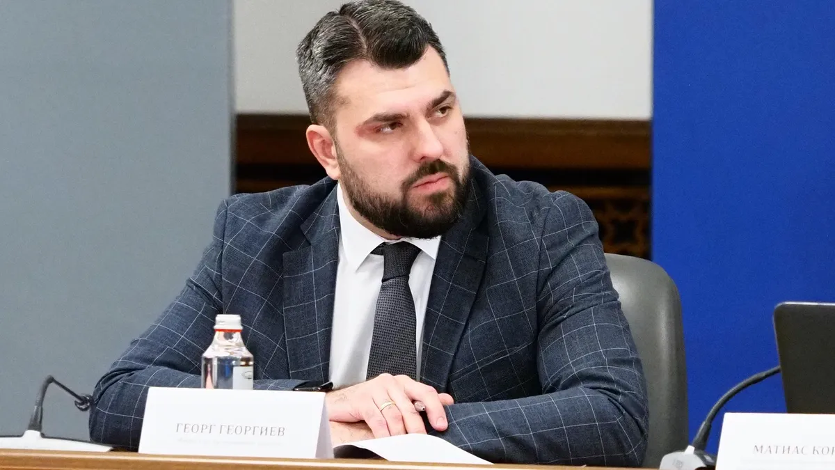 Георг Георгиев: Румен Радев поля всички с леден душ