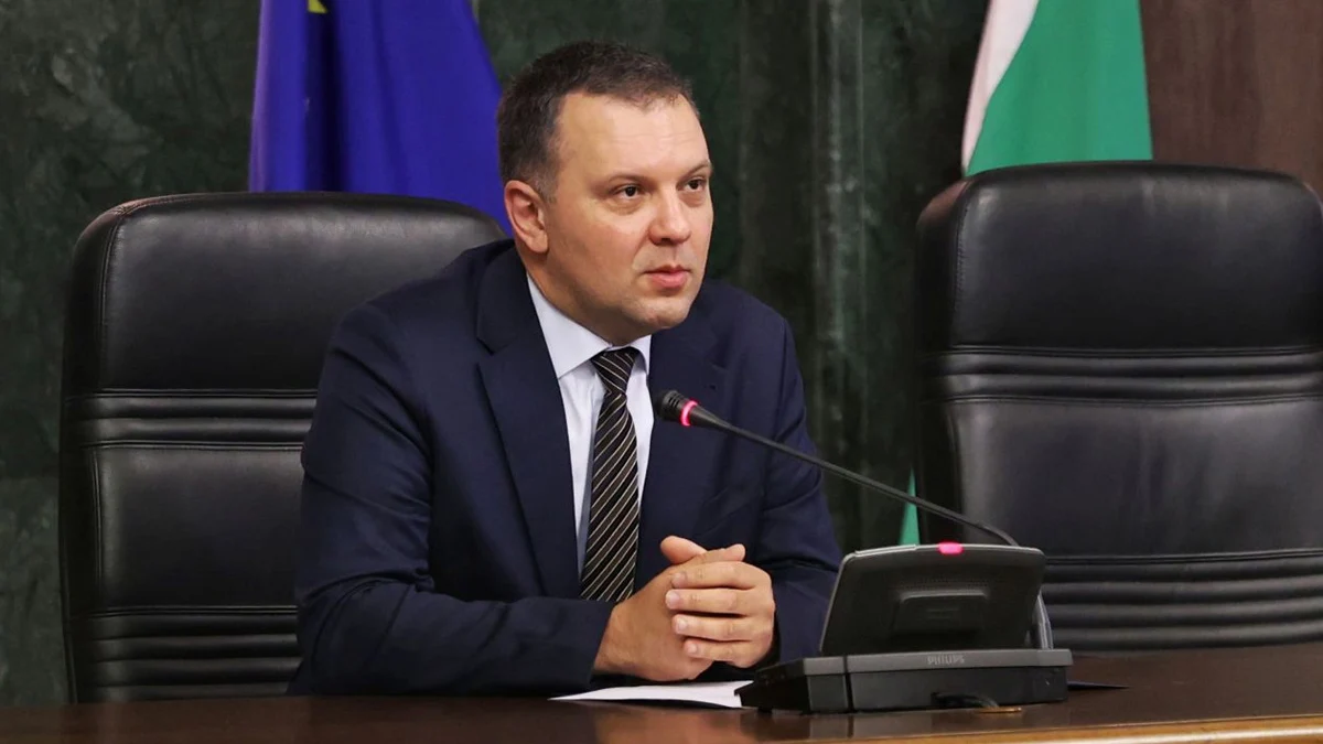 Николай Найденов ще преговаря в Париж излизането ни от „сивия списък“