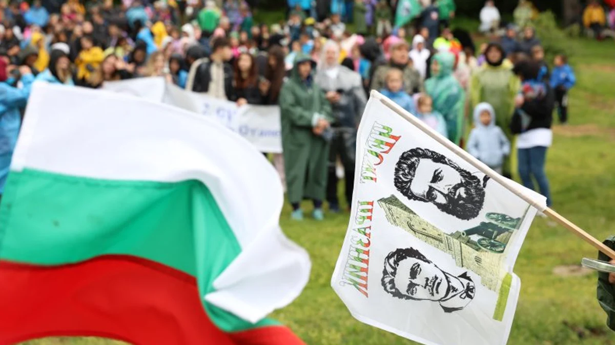 Стотици изкачиха връх "Околчица" в памет на Ботев