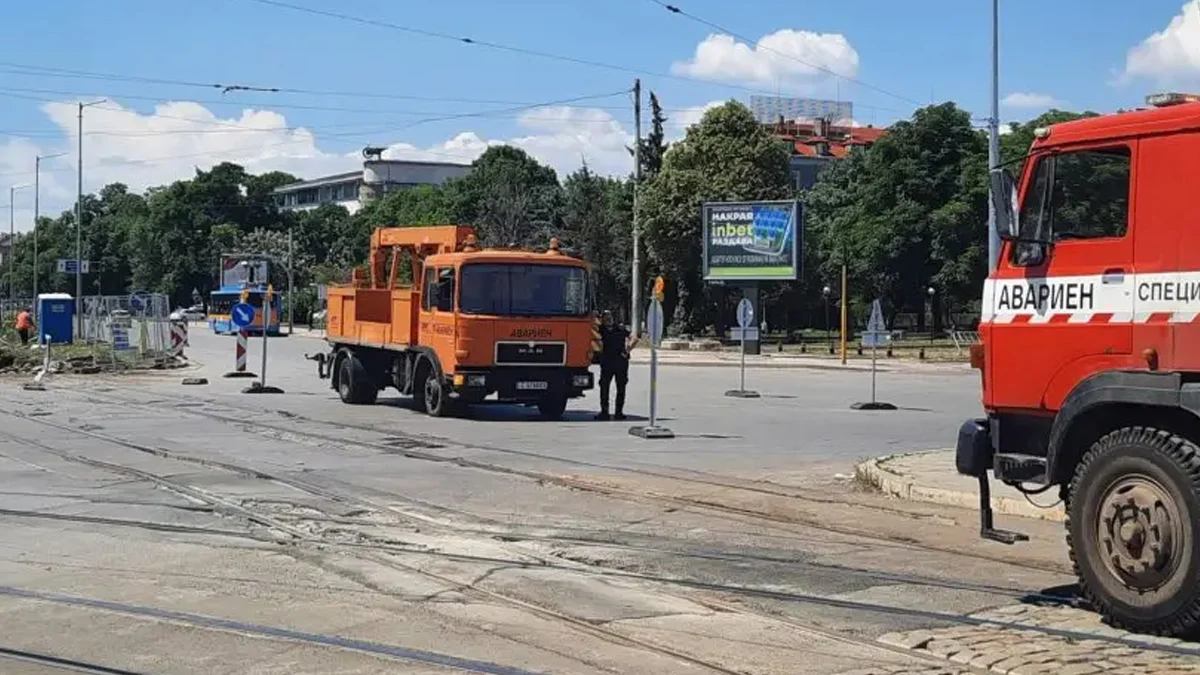 Тежка авария с паднал стълб край Централна гара в София