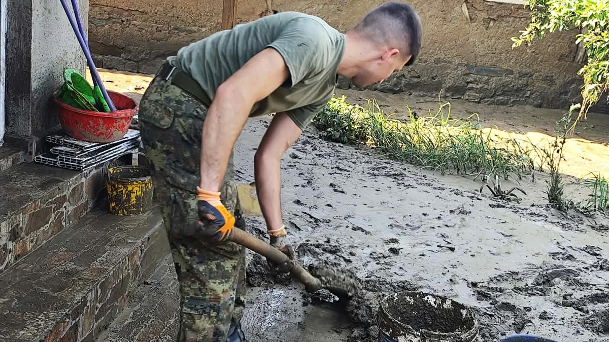 Военни разчистват наводненото село Тича
