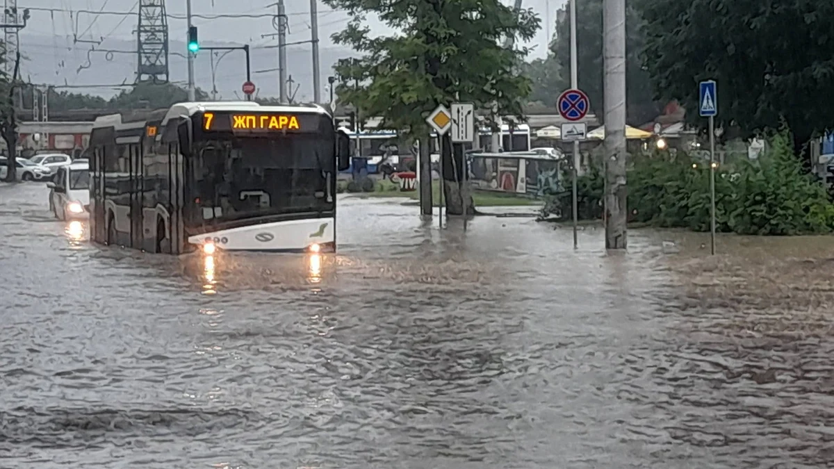Силна буря наводни Варна