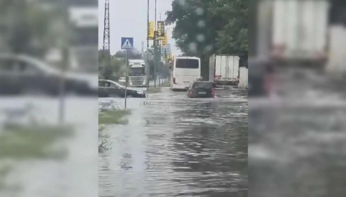 Силна буря наводни Лом