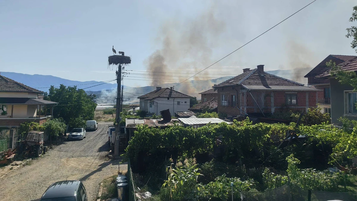 Голям пожар избухна край петричките села Кърналово и Михнево
