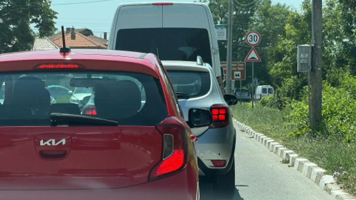 Задръстване на пътя Варна - Бургас край Бяла