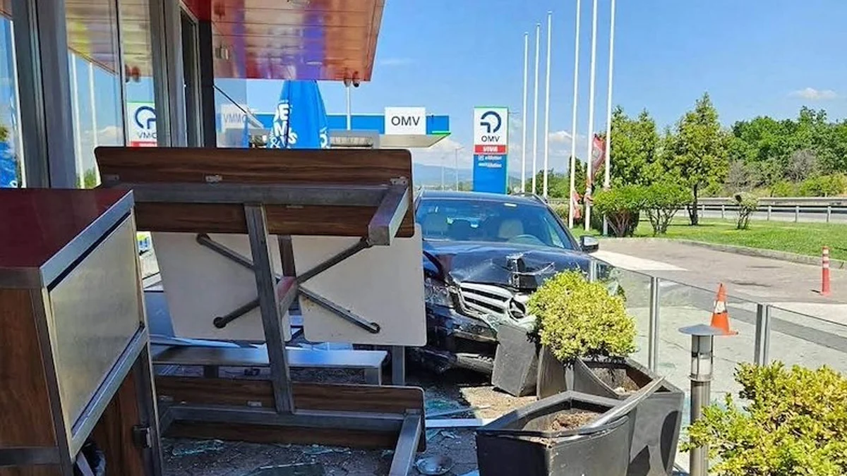 Жена заби колата си в заведение на магистрала „Тракия“