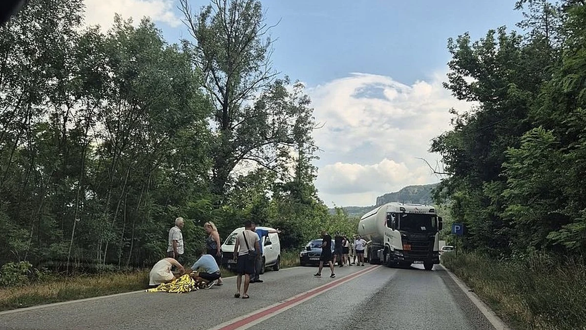 Блъснаха мъж край село Самоводене