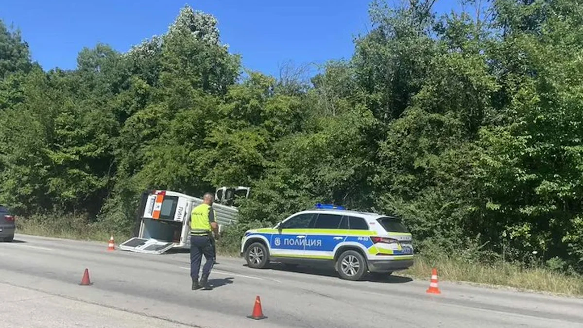 Линейка се преобърна след удар с кола във Враца
