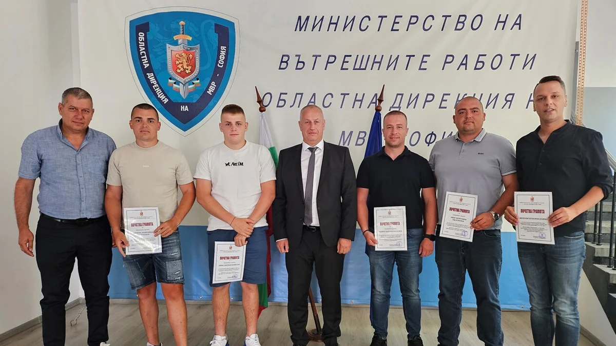 Доброволци изнесоха на ръце ранени от стръмно дере