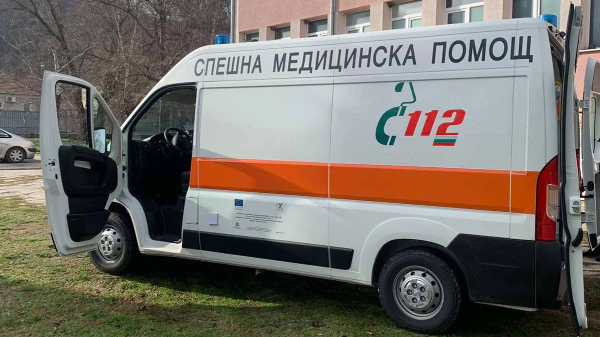 Роднините на починал пациент повредиха линейка в Павликени