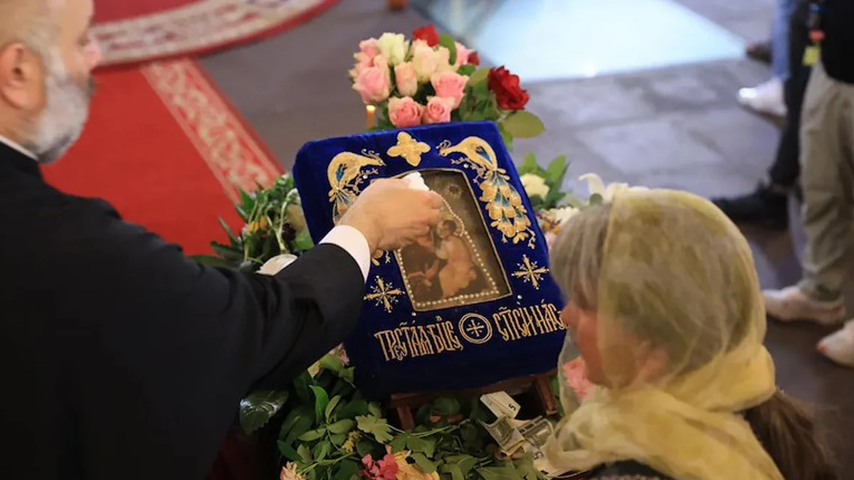 Хавайската мироточива икона на Богородица събра стотици вярващи в София