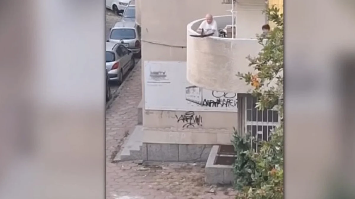 Мъж стреля с арбалет от тераса в Пловдив