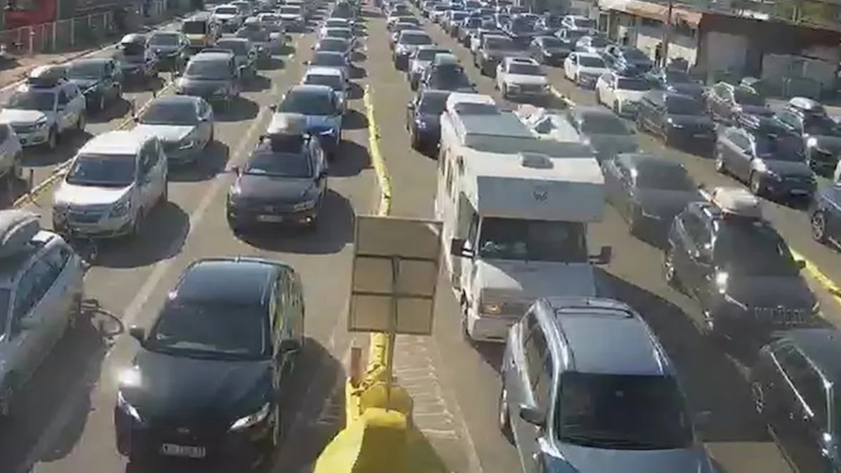 Близо час се чака на пункта Градина - Калотина