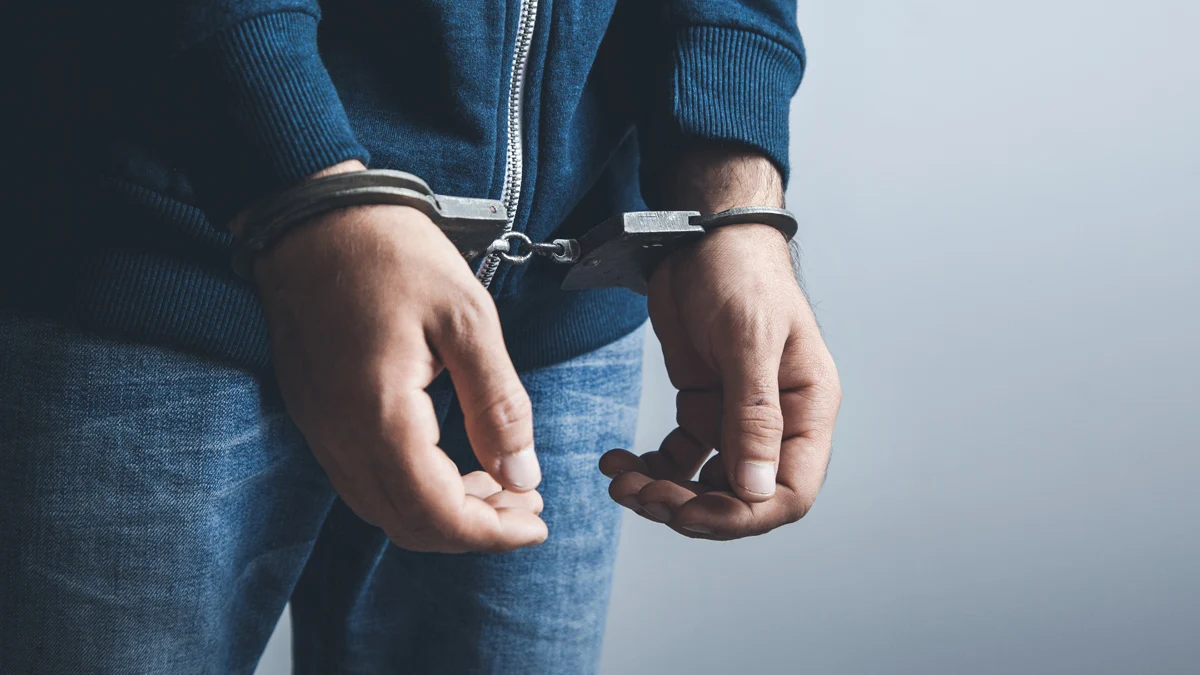 Задържаха мъж, заплашвал с убийство баща си в село Острово