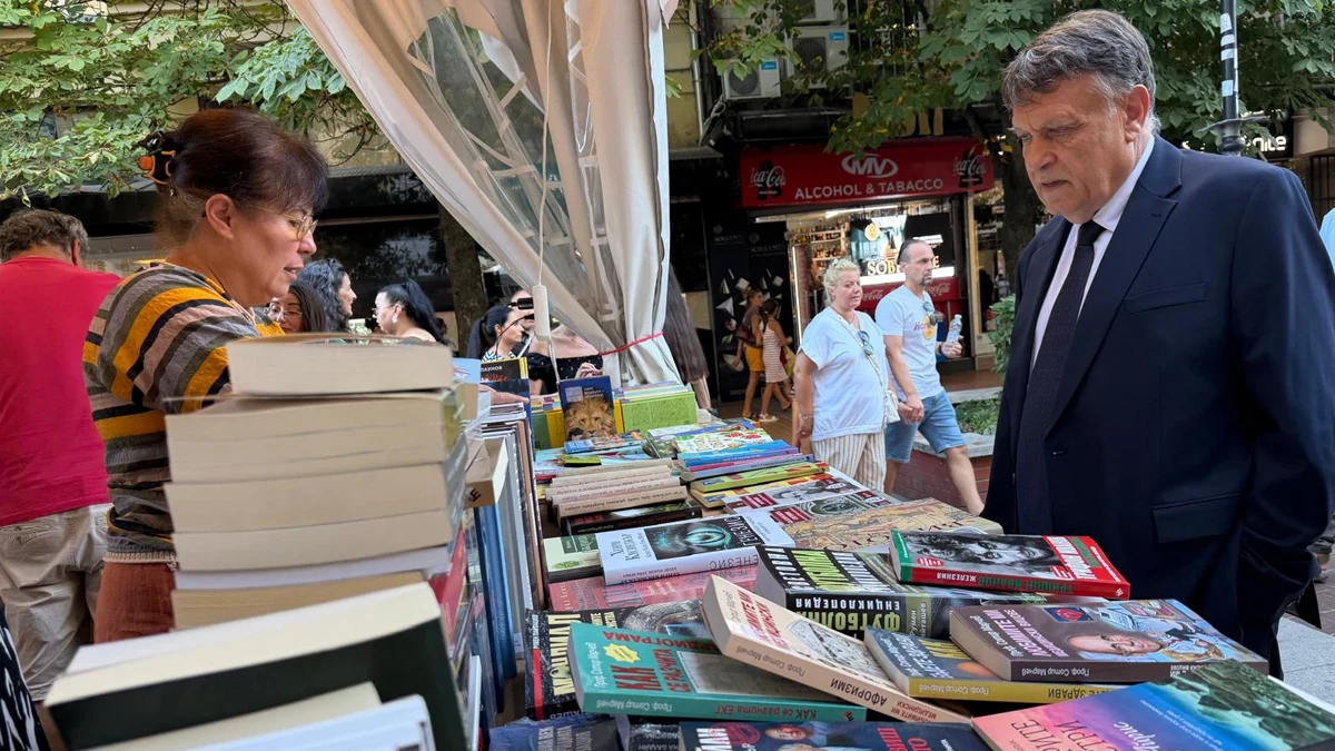 Министърът на образованието откри „Алея на книгата“ в София
