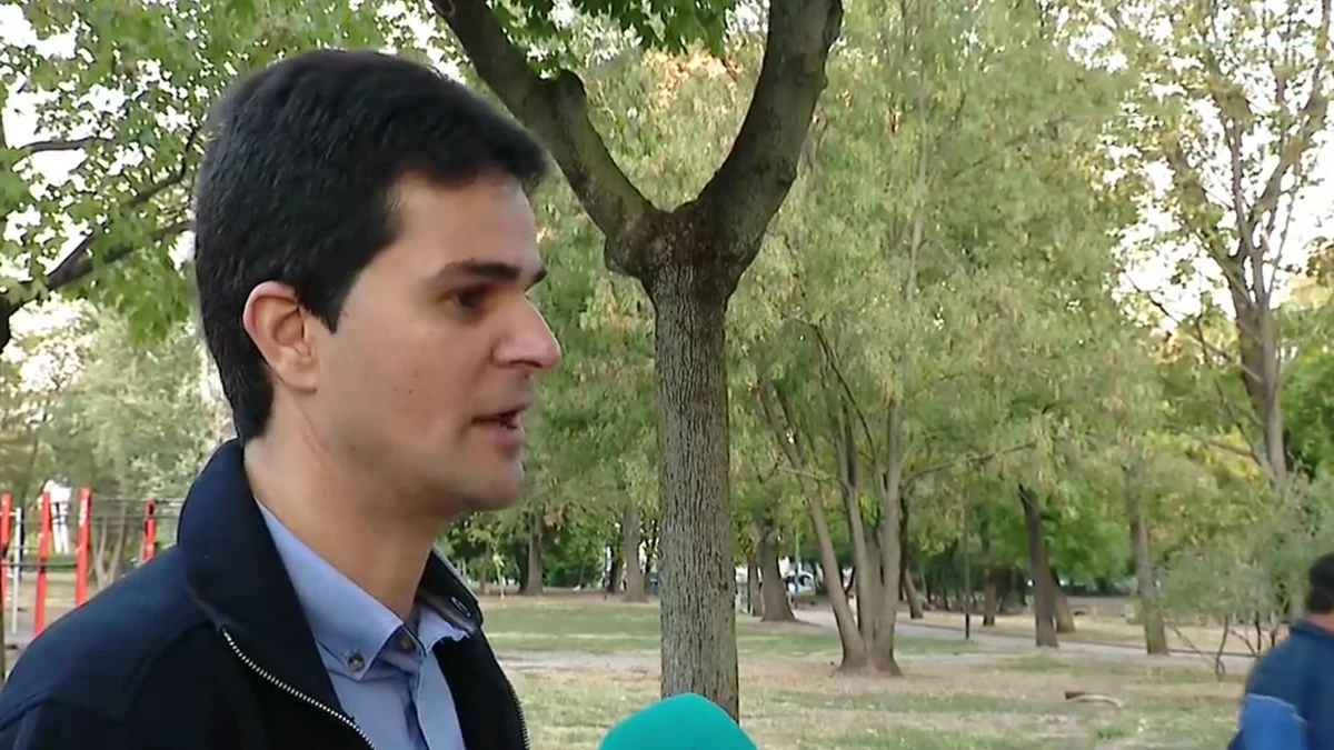 Възрастен мъж души дете в столичен парк
