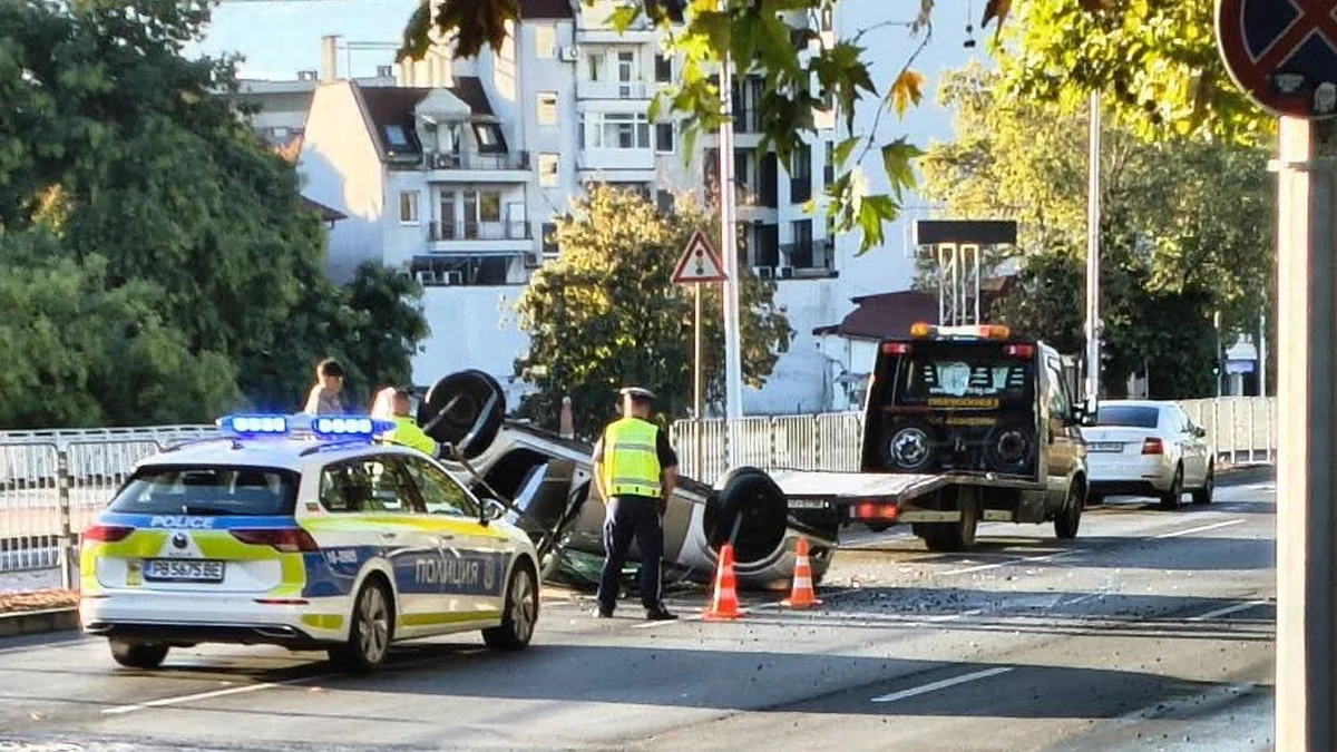 Кола се обърна по таван в Пловдив