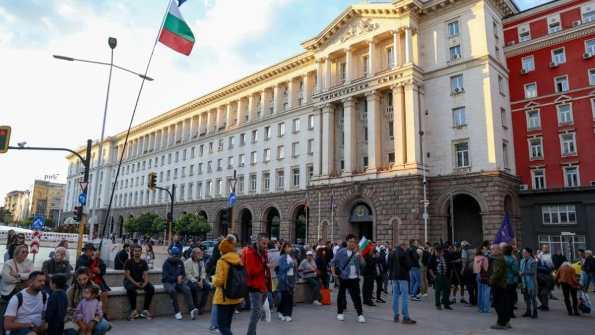 Протест под надслов „Долу Йотова“ блокира движението в триъгълника на властта