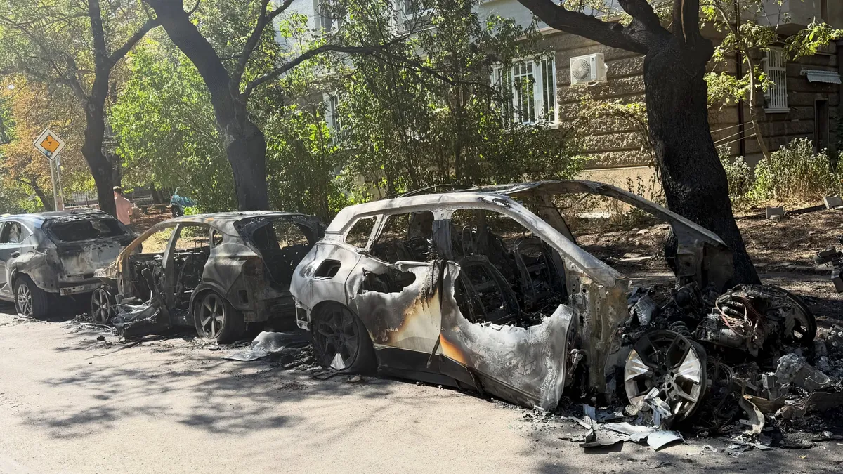 Разследват умишлен палеж на 11 автомобила в София