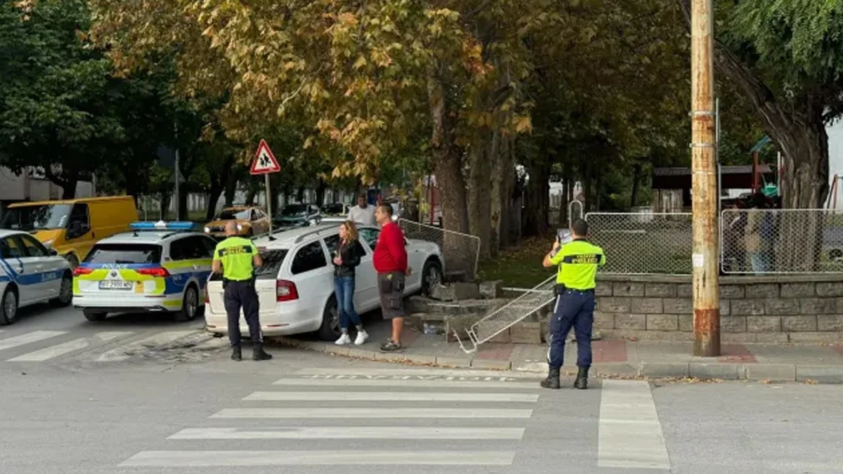 Кола се вряза в ограда на детска градина във Велико Търново