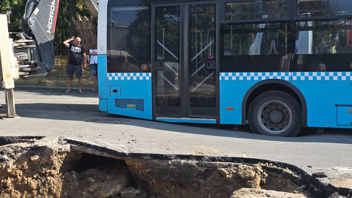 Автобус на градския транспорт пропадна в кратер в Пловдив