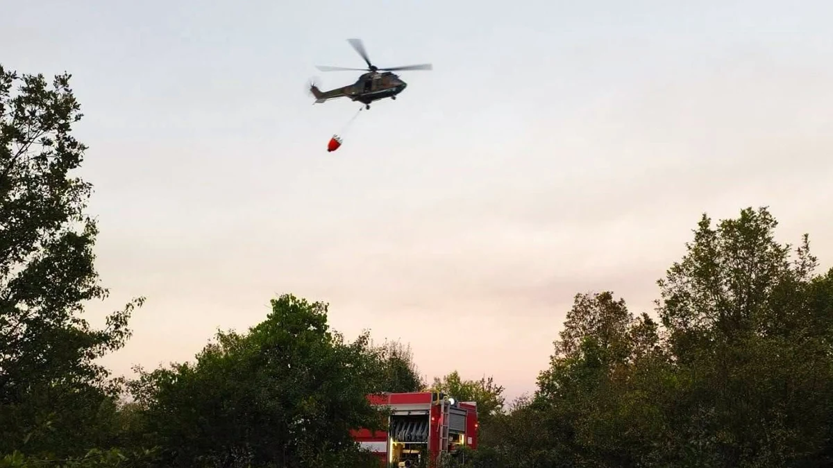 Военен хеликоптер гаси възобновения пожар над село Антон