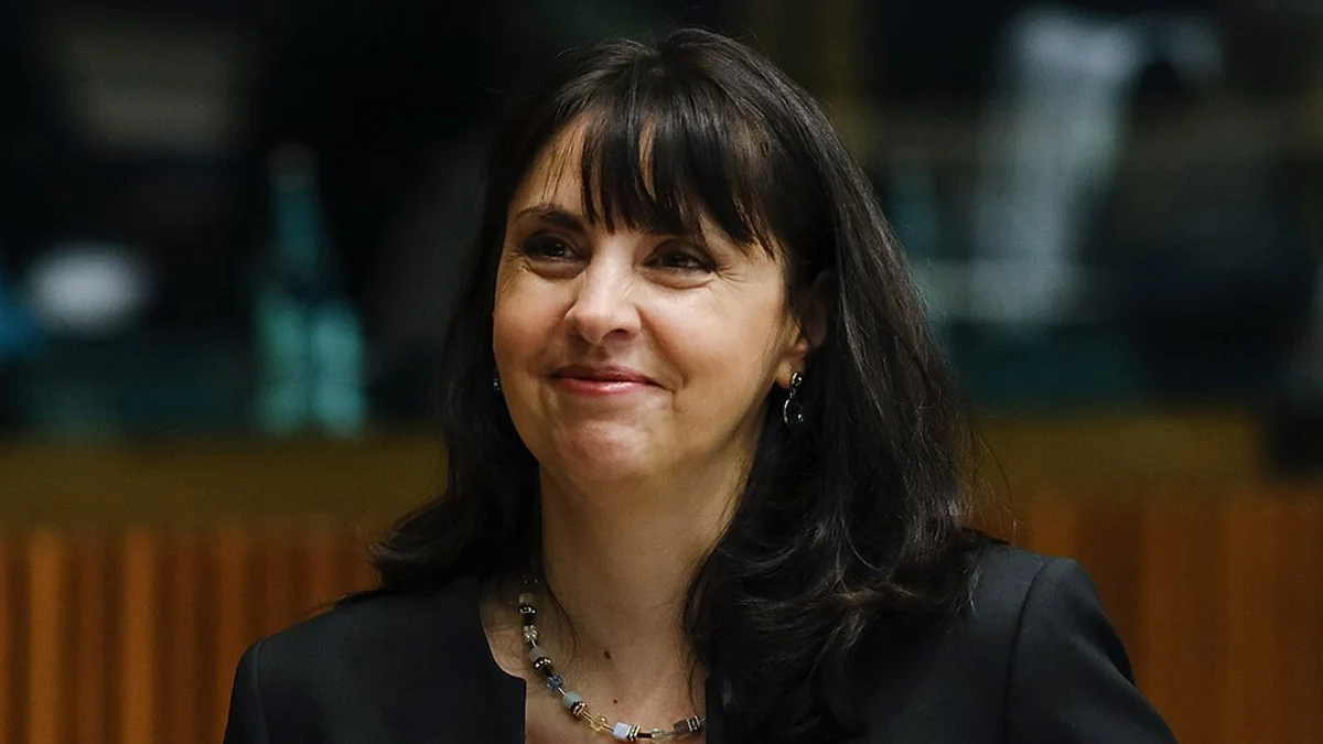 Министър Ефремова: Ще предложа МРЗ от 672,80 евро