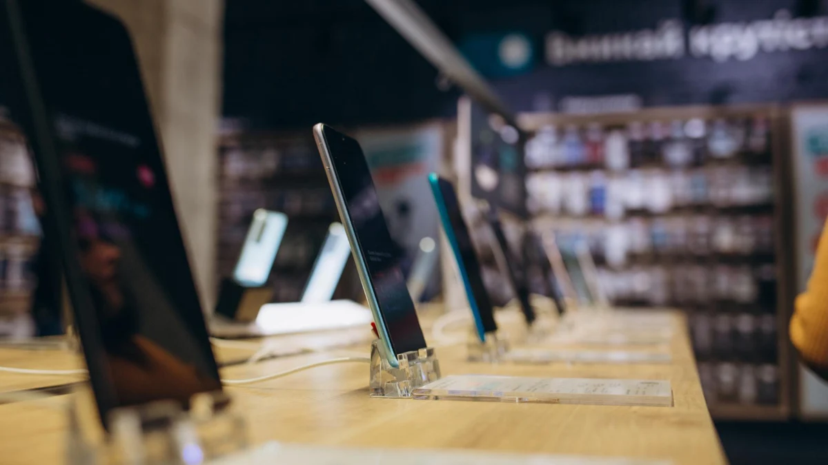 Натовариха незрящ мъж от Разградско с 20 договора за мобилни услуги