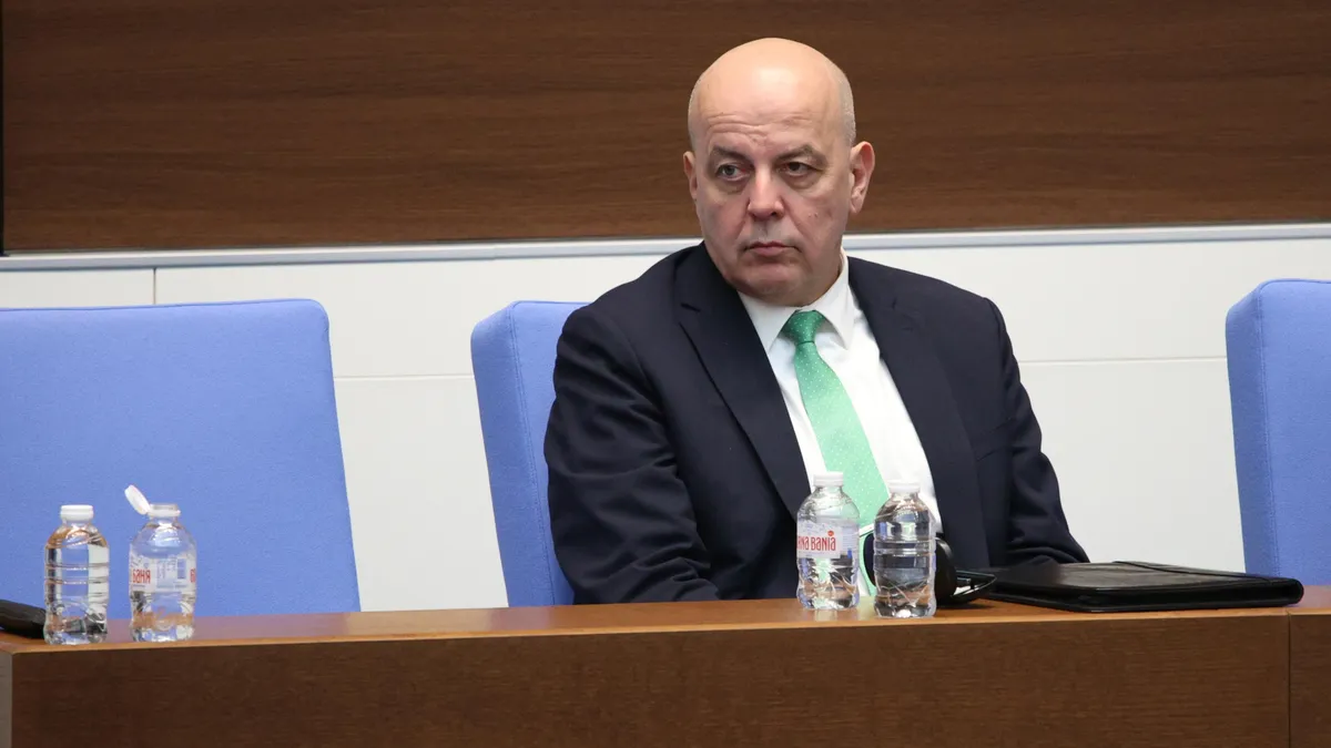 Управляващите удължават властта на шефа на разузнаването със закон