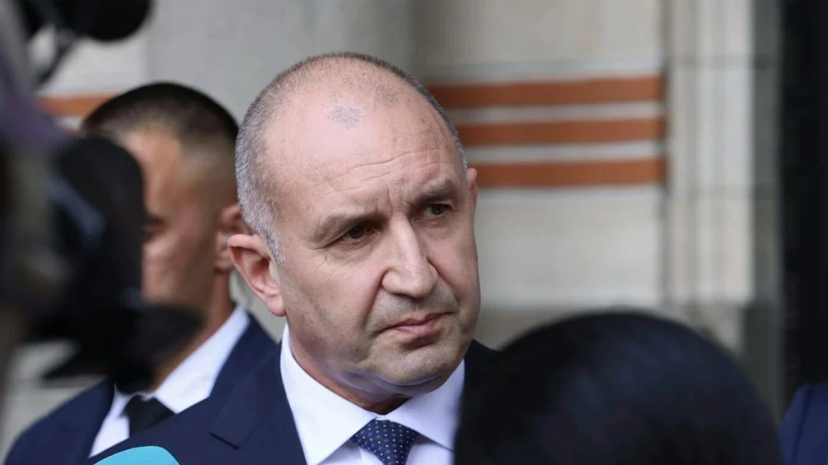 Румен Радев пристигна в Гърция за предаването на останките на цар Самуил