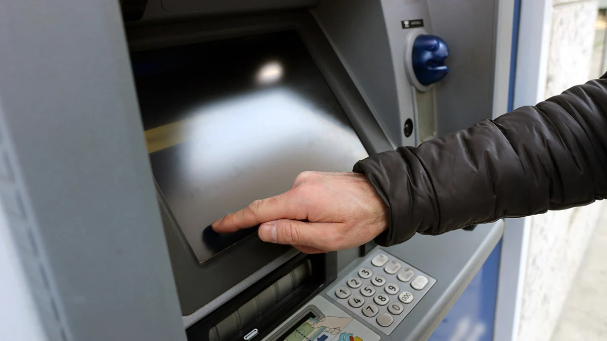 Източиха 1400 евро от открадната дебитна карта в Разград