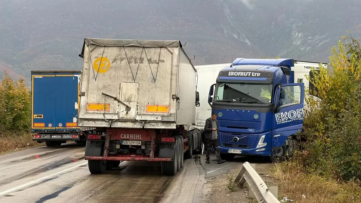 ТИР с отказали спирачки удари камион край Враца